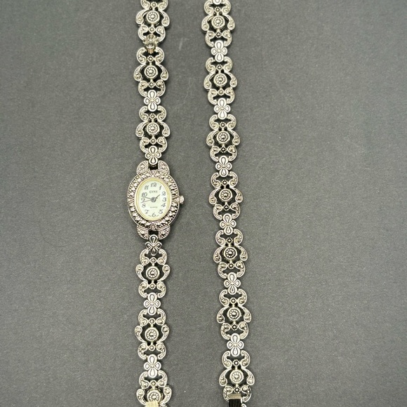 GVNY silver vintage watch and bracelet set. - Picture 3 of 5